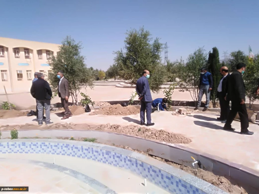 کاشت نهال  روز درختکاری توسط همکاران آموزشکده فنی و حرفه ای طبس در محل آموزشکده 4